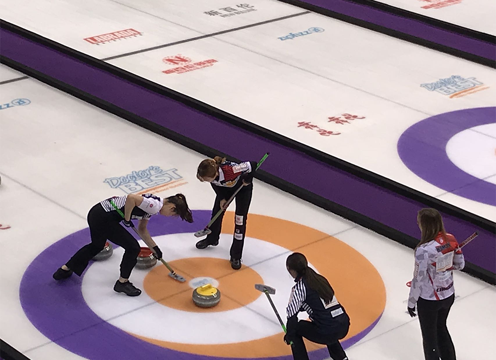 How to Play Floor Curling