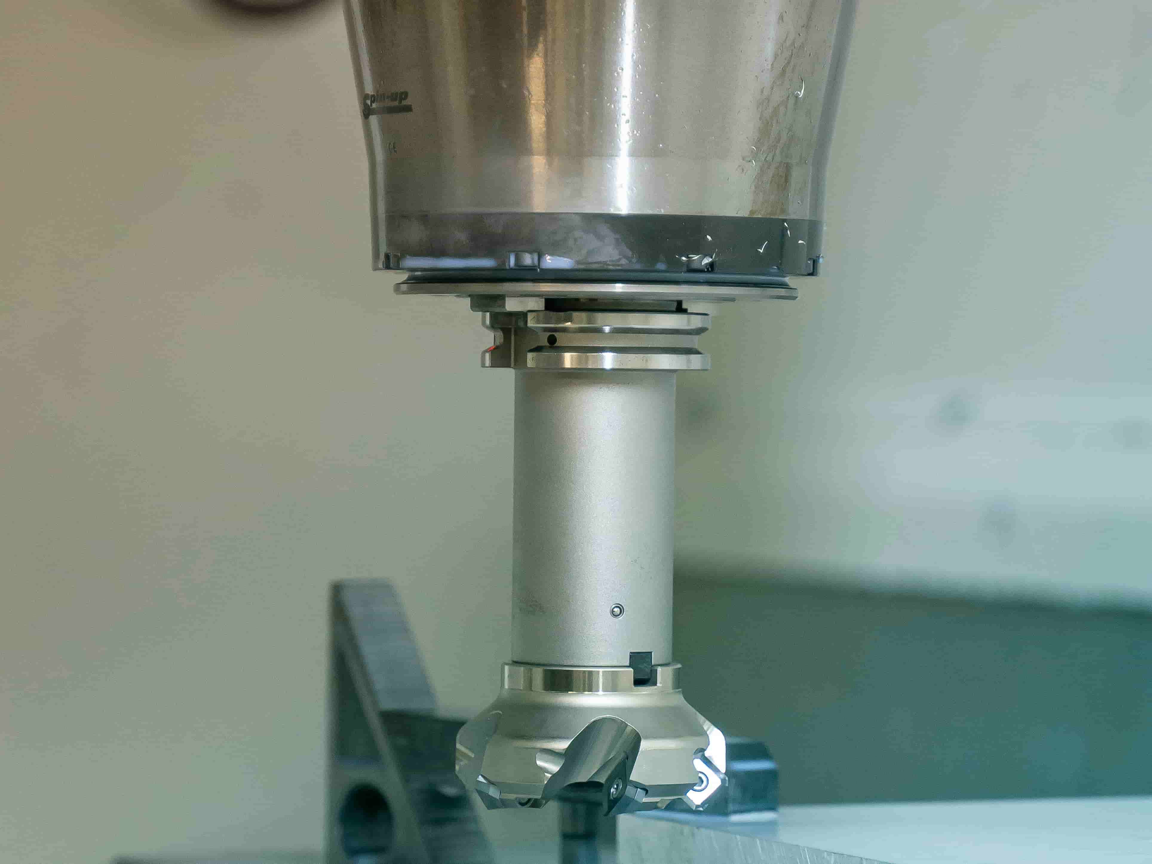 What are the difference between CNC machining and 3D printing
