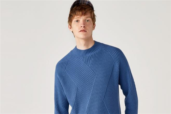 What is the color of the semi-turtleneck sweater is better?