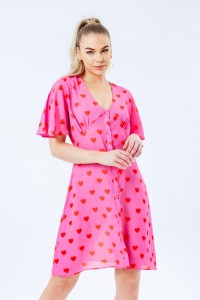 Niestandardowa damska sukienka bez kołnierza, z guzikami w różowym sercu