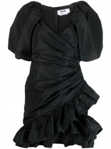 Czarna sukienka z bufiastymi rękawami i dekoltem w kształcie litery V. Nieregularny dół