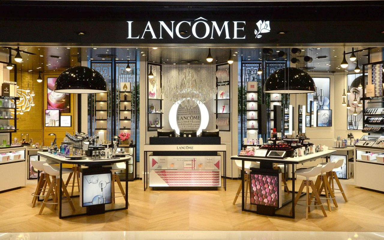 Acrylic World joins hands with Lancôme to create a stunning cosmetics display stand. Their partnership has resulted in an assortment of beautiful acrylic cosmetic displays that stylishly showcase LANCOME's high-end cosmetics