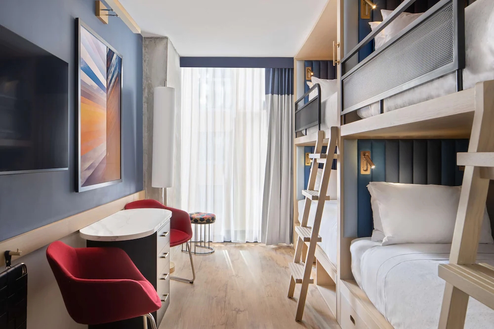 Motto By Hilton, stilski hotelski namještaj za spavaće sobe, luksuzne garniture za goste Istaknuta slika