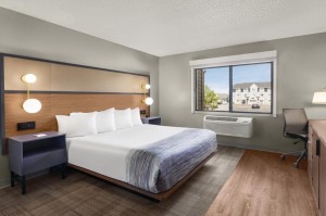 تم تحديث أثاث غرف الضيوف في فندق أميريك إن باي ويندهام