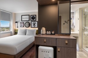 ヒルトン・ホテルズ＆リゾーツのホテルの新しく改装された客室家具