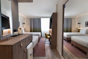 Mobiliario de habitación recentemente renovado do hotel Hilton Hotels & Resorts