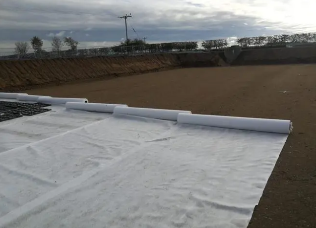 What is the difference between composite geomembrane and geotextile?