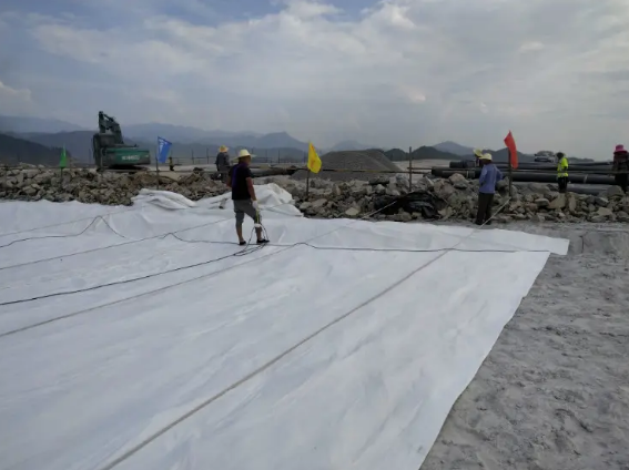 The characteristics and applications of filament woven geotextiles are as follows