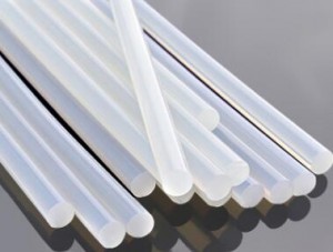 U fabricatore cinese furnisce bastoncini di colla calda trasparente da 7 mm