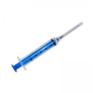Engangs sikkerhetssprøyte for medisinsk utstyr med uttrekkbar nål