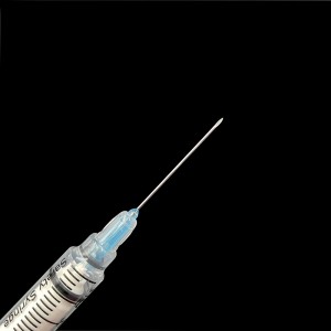 Engangs sikkerhetssprøyte for medisinsk utstyr med uttrekkbar nål
