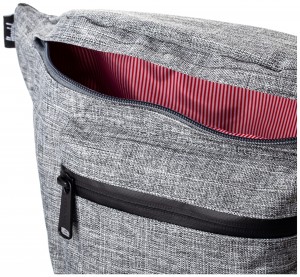 The young fashionable waist bag is durable with multiple layers