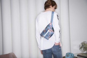 The young fashionable waist bag is durable with multiple layers