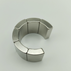 Továrenský neodymový oblúkový magnet N52 s max. priemerom 150 mm.