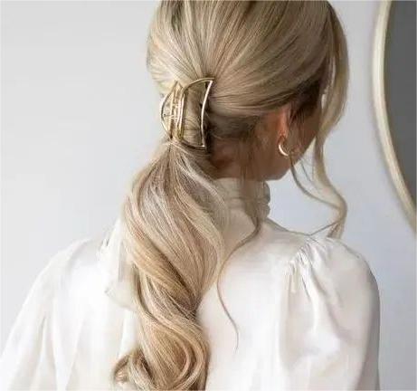 Instead of changing your hairstyle, change your hair accessories!