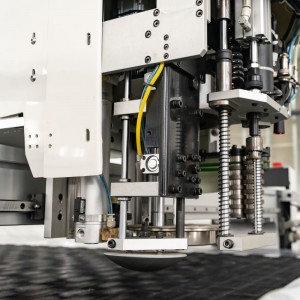 Big Power CNC-Schneidemaschine für mehrlagige 110-mm-Stoffe
