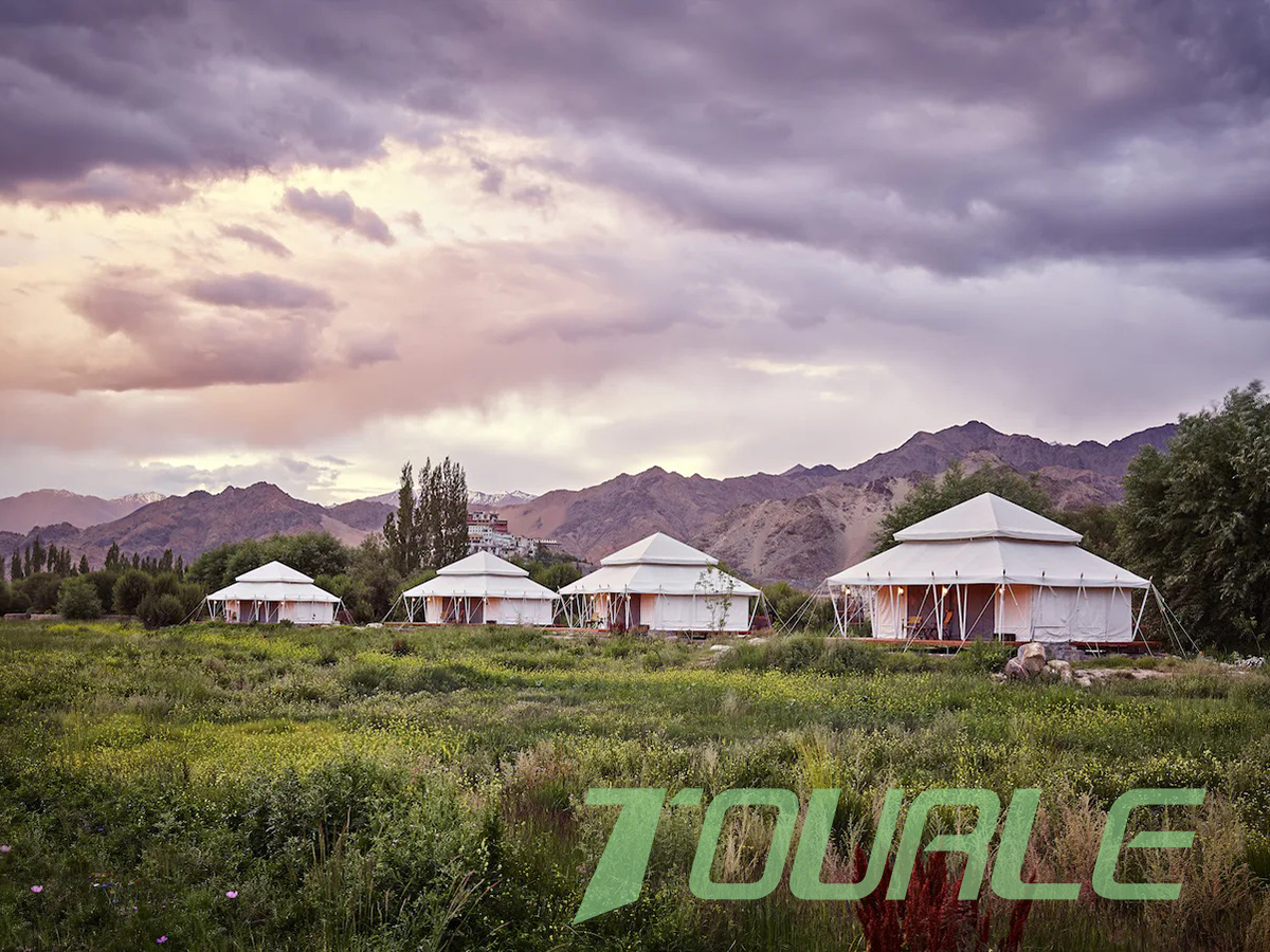 Poczuj luksus na pustyni dzięki stylowym i funkcjonalnym namiotom Aman