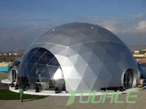 Liela ģeodēziskā kupola telts ar pilnu kupolu iglu āra pasākumiem