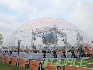 Priehľadný geodetický kupolový stan prispôsobenej veľkosti na vonkajšie párty