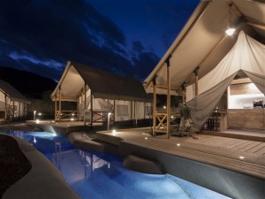 Drevená konštrukcia z vodeodolného bavlneného plátna luxusný rezortný hotelový stan glamping safari stan
