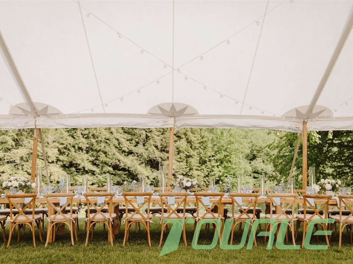 Elegantno i jedinstveno: privlačnost svadbenih šatora sa šipkom