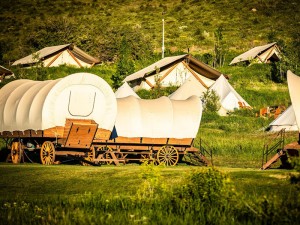Outdoor luxury hotel tent on wheels conestoga wagon carriage tent homestay camping wagon tent
