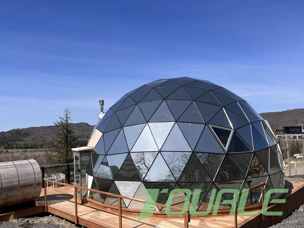 La tenda de cúpula geodèsica de vidre amb un interior luxós