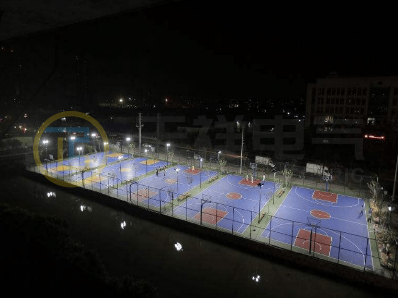 Quines condicions han de complir els llums d'inundació de les pistes de bàsquet?