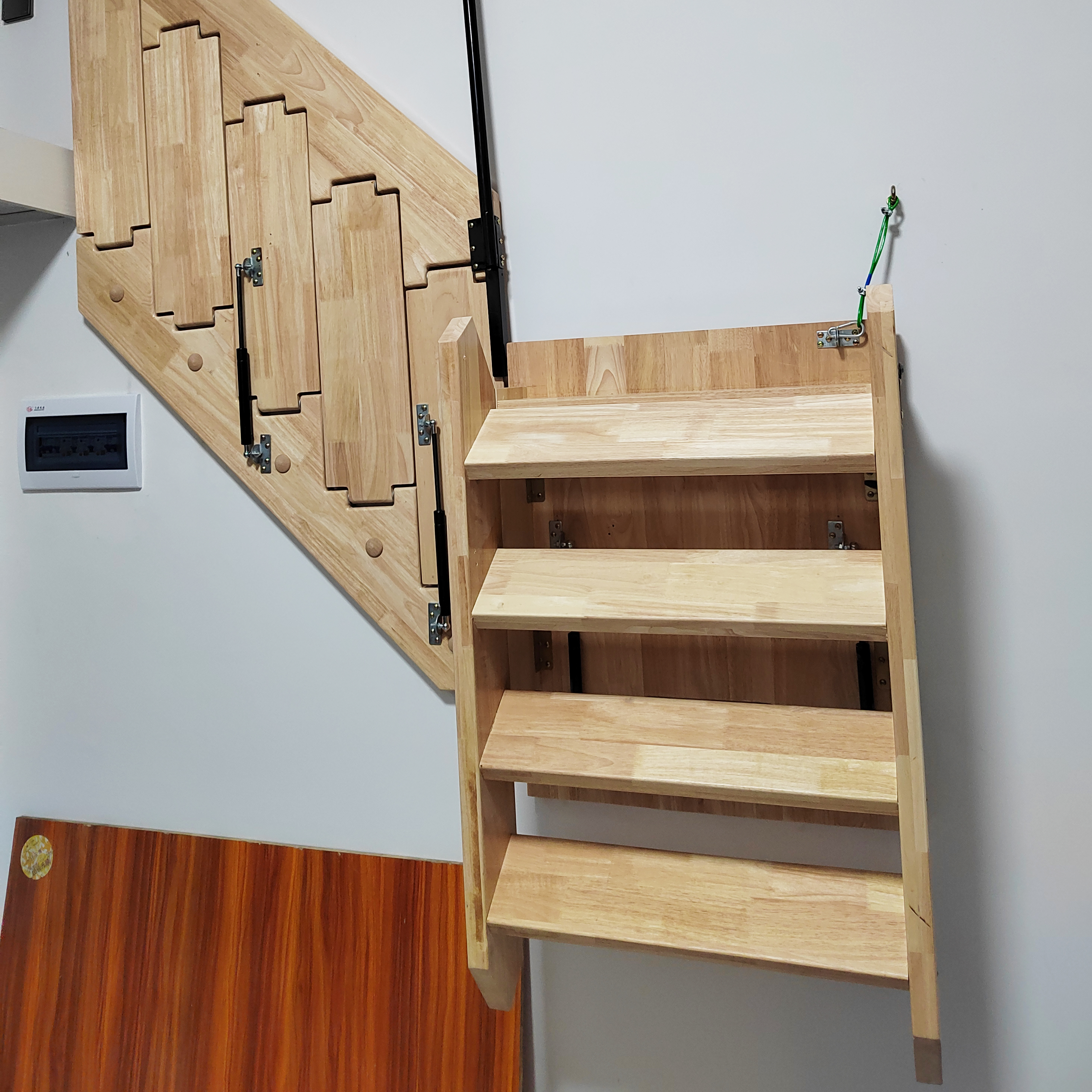 Escadas ocultas de madeira maciça