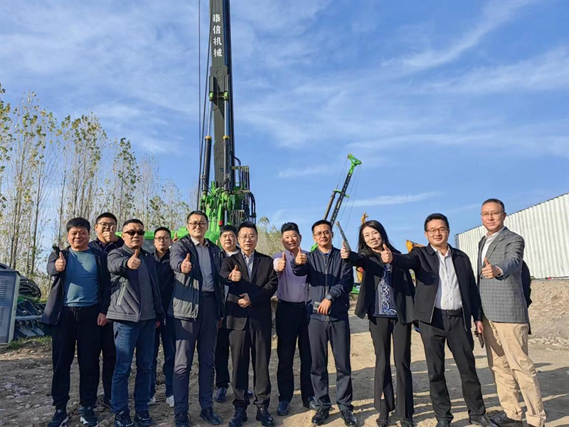 Plaatsvervangend hoofd van het Huishan-district, Wuxi leidde een delegatie die de bouwplaats van Tysim in Centraal-Azië bezocht en inspecteerde.
