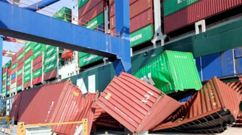 Breaking news! An accident on a mega container ship with serious damage to the cabinets!