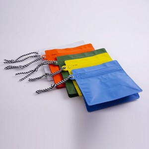 Paruošta siųsti spalvingus „Ziplock“ kavos maišelius su vožtuvu ir virve
