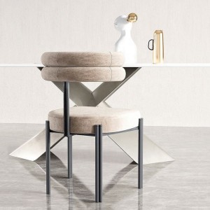 Dizajnová čalúnená jedálenská stolička