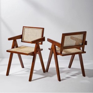 Cadeira de brazos de ratán de madeira maciza