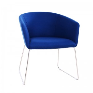 Møbleret lænestol med blå fløjlsstof