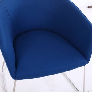 Крісло з синьою оксамитовою тканиною