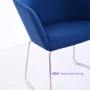 Cadeira de brazos tapizados de tecido de veludo azul