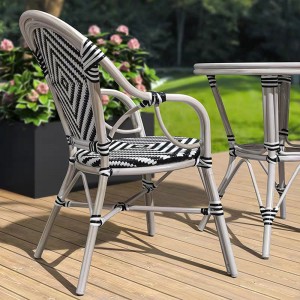 Personalizowane rattanowe krzesło ogrodowe, balkon, stół i krzesło ogrodowe