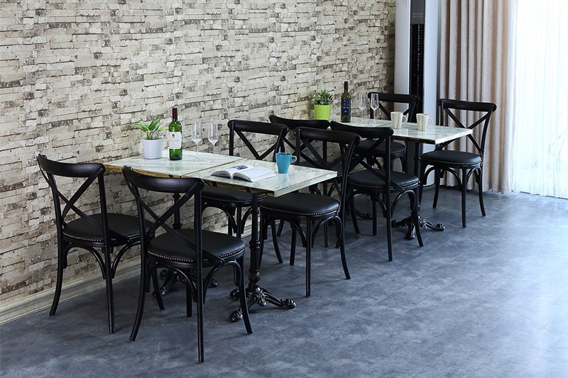 How should the restaurant furniture be placed？