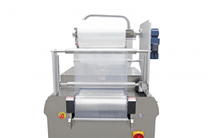Compact thermoforming packaging machine for vacuum packs