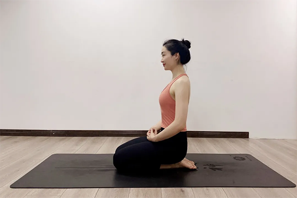Esplorando come le posizioni yoga trasformano il tuo benessere fisico e mentale