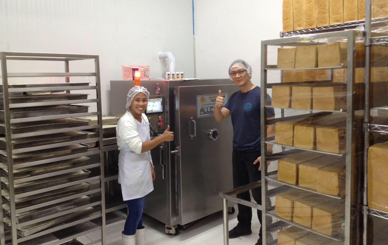 Vacuum cooling for bakery food