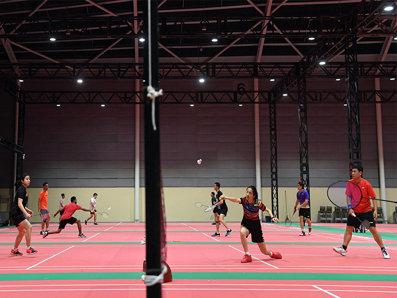 What kind of lighting conforms to badminton gyml lighting?