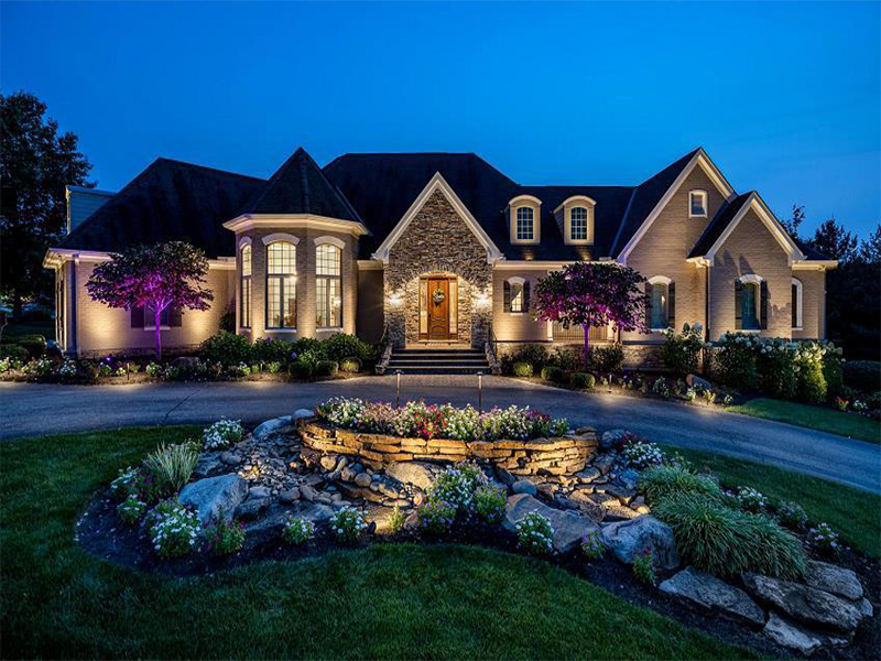 Landscape lights and garden lights are both popular, but what’s the difference?