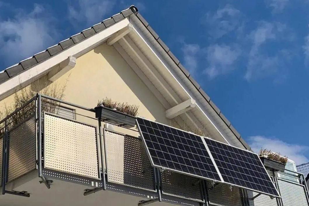 Balcony photovoltaics: theknoloji e hōlang ka potlako le e theko e tlaase bakeng sa limela tse nyenyane tsa motlakase tsa malapeng