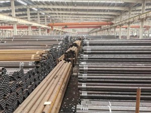 Seamless steel pipes are in stock