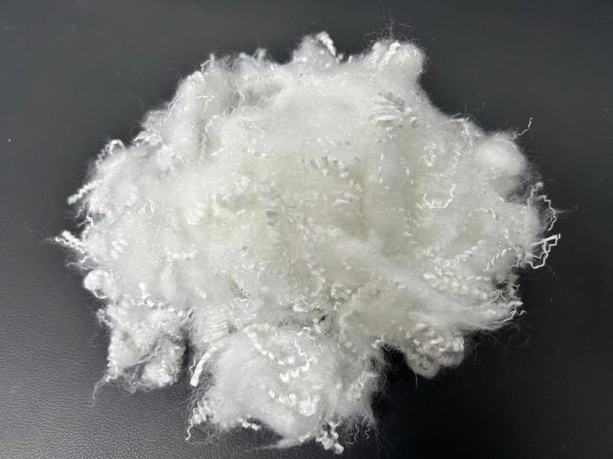 Coneixes fibres com la ploma de polièster buida?
