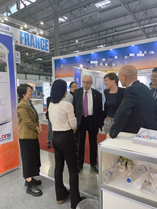The Chinese Ambassador to the Czech Republic and the Minister of Commerce of the Czech Republic visited the Welong booth.
