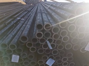 Fixed length seamless steel pipe