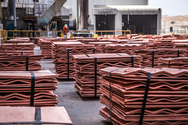 Copper’s contango widest since at least 1994 as inventories rise